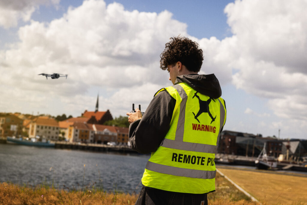 Medarbejder filmer med drone ved havnen i Helsingør