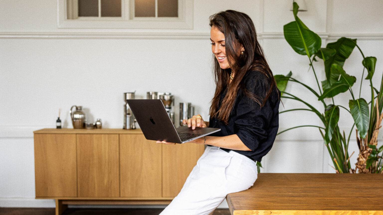 a-round teamet arbejder med egne visuelle optagelser